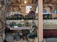 A teahouse with live music
